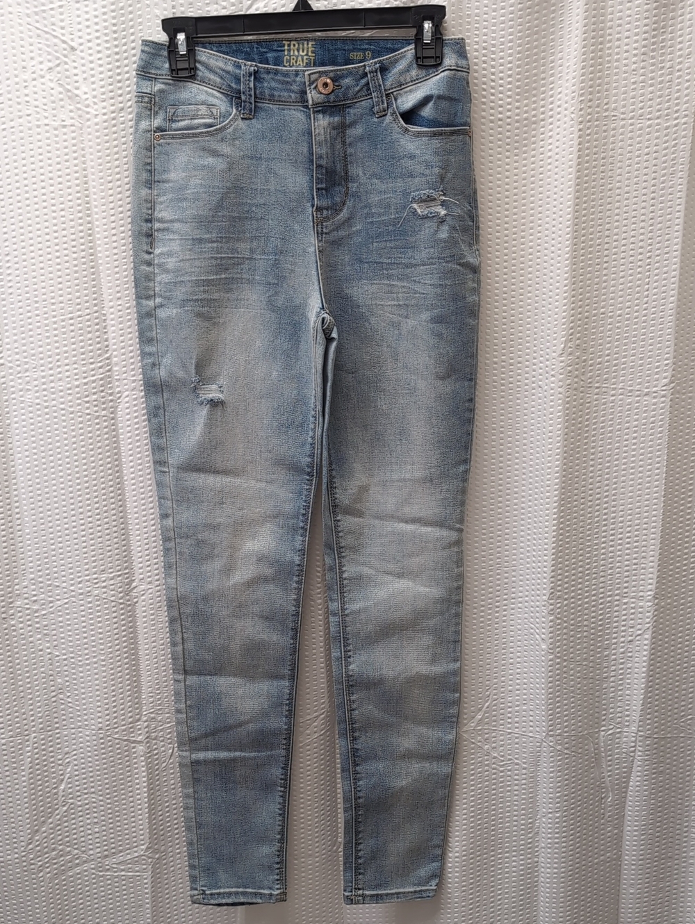 True Craft Light Wash Juniors Skinny Jeans with Subtle Distressing Size 9